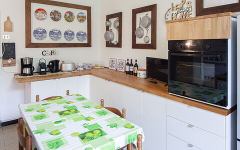 Corso Roma 15 Vacanze - Levanto: Küchengerät, Küche, Countertop, Major Appliance, Interior Design, Möbel, Holz, Cabinetry, Flooring, Kleingeräte