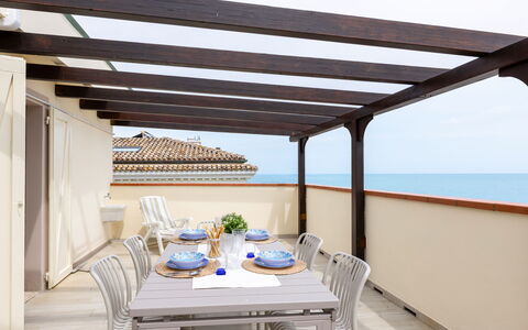 La Terrazza Sul Conero: Möbel, Interior Design, Gartenmöbel, Fussboden, Decke, Schatten, Stuhl, Outdoor Struktur, Balkon, Resort