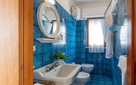 La Terrazza Sul Conero: Blau, Interior Design, Flooring, Fussboden, Armatur, Zimmer, Fliese, Sinken, Zapfhahn, Badezimmer