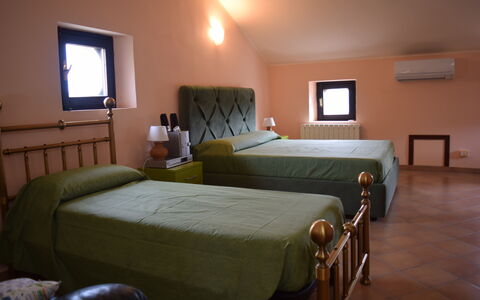 Casa Carletto, Abruzzo: Möbel, Interior Design, Flooring, Fussboden, Schlafzimmer, Bett, Holz, Zimmer, Bedding, Bettdecke
