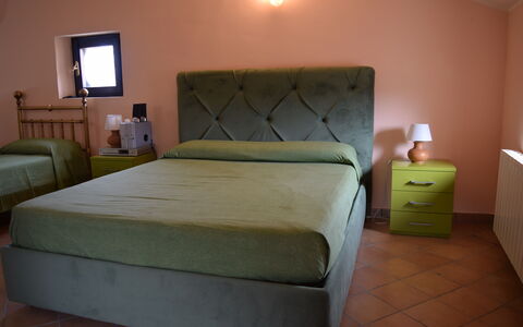 Casa Carletto, Abruzzo: Bett, Möbel, Schlafzimmer, Bedding, Bettdecke, Holz, Fussboden, Flooring, Interior Design, Linens