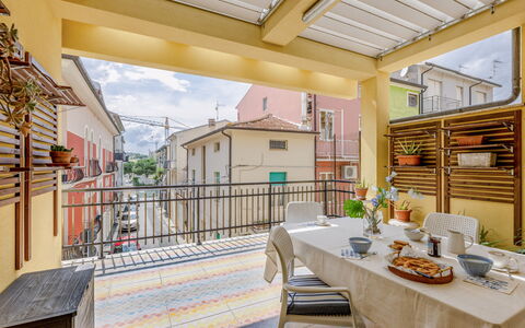 Casa Ballerini: Tür, Balkon, Wohnung, Blumentopf, Zimmerpflanze, Veranda, Stuhl, Farbe, Holzbeize, Geländer