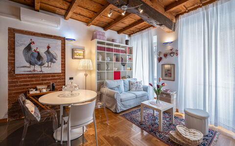 Dafne Suite: Möbel, Interior Design, Wand, Flooring, Fussboden, Tabelle, Decke, Zimmer, Couch, Wohnzimmer