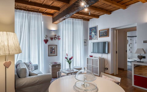 Dafne Suite: Möbel, Interior Design, Wand, Zimmer, Flooring, Couch, Decke, Fussboden, Wohnzimmer, Zuhause