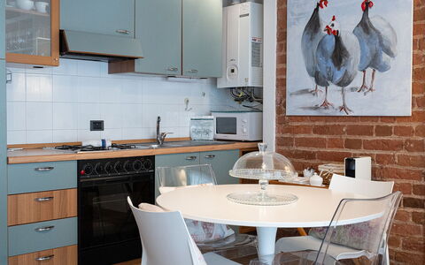 Dafne Suite: Möbel, Interior Design, Stuhl, Flooring, Fussboden, Holz, Light Fixture, Tabelle, Küche, Küche & Esszimmer Tisch