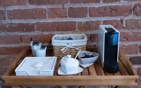 Dafne Suite: Geschirr, Servierware, Möbel, Tasse, Drinkware, Korb, Blumentopf, Essen, Teetasse