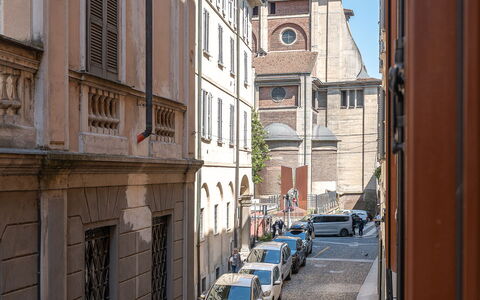 Dafne Suite: Fenster, Nachbarschaft, Wohnung, Balkon
