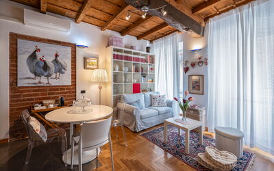 Dafne Suite: Möbel, Interior Design, Wand, Flooring, Fussboden, Tabelle, Decke, Zimmer, Couch, Wohnzimmer