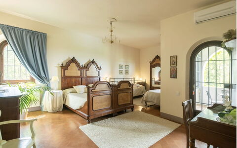 Villa Albertina: Möbel, Interior Design, Bett, Schlafzimmer, Flooring, Decke, Zimmer, Fussboden, Bettdecke, Bedding