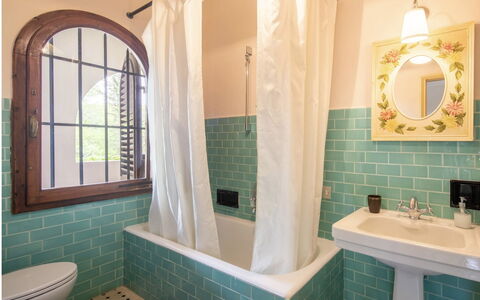 Villa Albertina: Badezimmer, Wand, Armatur, Interior Design, Flooring, Fussboden, Zapfhahn, Fliese, Installation, Badewanne