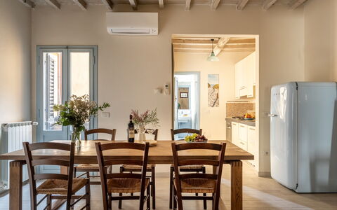 San Cristofano Blu Apartment Santa Croce, Florence: Möbel, Flooring, Interior Design, Holz, Fussboden, Tabelle, Küche & Esszimmer Tisch, Stuhl, Decke, Esszimmer