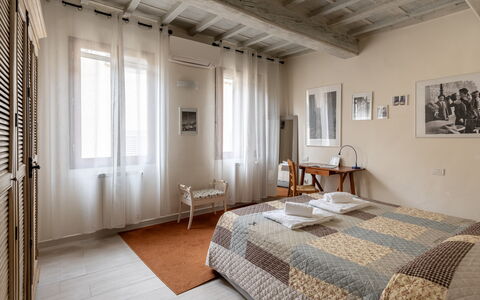 San Cristofano Blu Apartment Santa Croce, Florence: Wand, Interior Design, Flooring, Fussboden, Schlafzimmer, Möbel, Decke, Zimmer, Bett, Wohnung