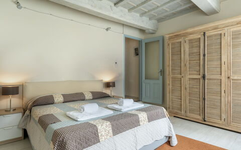 San Cristofano Blu Apartment Santa Croce, Florence: Möbel, Interior Design, Bett, Schlafzimmer, Fussboden, Flooring, Holz, Decke, Zimmer, Bedding