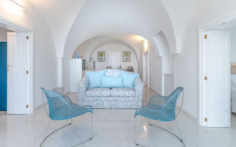 Villa Augusta Vista Mare: Blau, Möbel, Interior Design, Couch, Flooring, Fussboden, Wohnzimmer, Stuhl, Tabelle, Zimmer