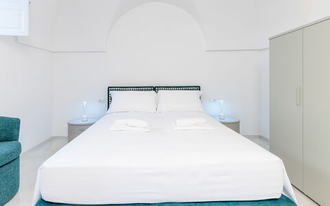 Villa Augusta Vista Mare: Interior Design, Fussboden, Möbel, Flooring, Schlafzimmer, Decke, Bett, Bedding, Bettdecke, Bettrahmen