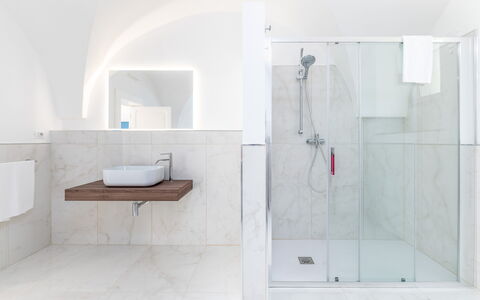 Villa Augusta Vista Mare: Flooring, Fussboden, Armatur, Badezimmer, Interior Design, Fliese, Zapfhahn, Installation, Verbundwerkstoff, Decke
