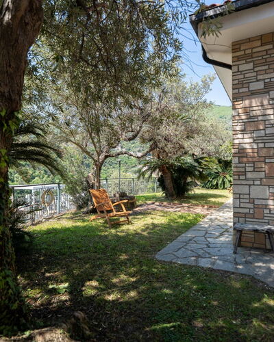 Villa Girasole: Garten, Hütte, Backstein, Schatten, Landscaping, Hinterhof, Garten, Flagstone, Gartenmöbel, Bauernhaus