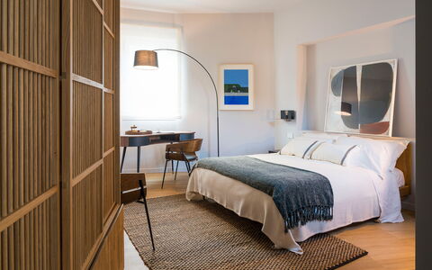 Il Monumento: Möbel, Bett, Interior Design, Schlafzimmer, Bedding, Bettdecke, Flooring, Fussboden, Holz, Linens