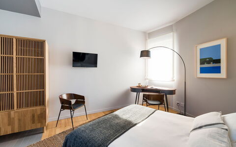 Il Monumento: Möbel, Interior Design, Bett, Schlafzimmer, Bedding, Bettdecke, Flooring, Fussboden, Holz, Linens
