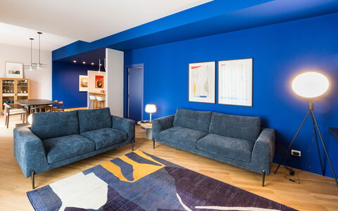Il Monumento: Möbel, Blau, Interior Design, Couch, Flooring, Fussboden, Wohnzimmer, Zuhause, Wohnung