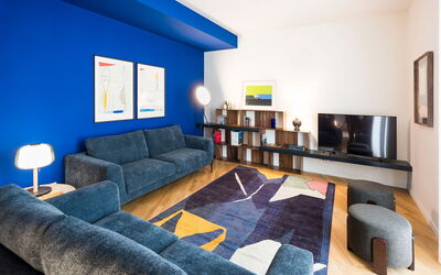 Il Monumento: Möbel, Blau, Interior Design, Flooring, Wand, Couch, Fussboden, Decke, Wohnzimmer, Zimmer