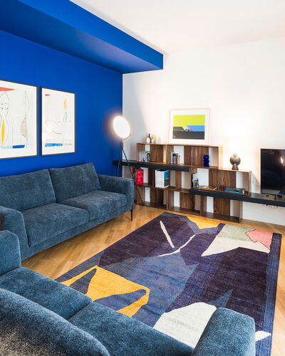 Il Monumento: Möbel, Blau, Interior Design, Flooring, Wand, Couch, Fussboden, Decke, Wohnzimmer, Zimmer