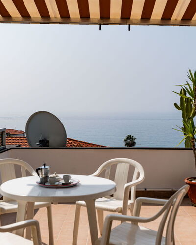 Casa Rita: Möbel, Stuhl, Gartenmöbel, Tabelle, Tisch Im Freien, Küche & Esszimmer Tisch, Regenschirm, Schatten, Restaurant, Terrasse