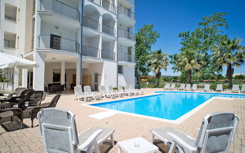 Tortoreto Apartment Close To The Sea, Ac,wi -fi: Blau, Schwimmbad, Verbundwerkstoff, Gartenmöbel, Schatten, Resort, Sonnenliege, Hotel, Balkon