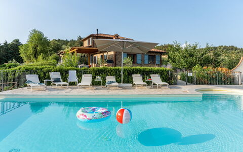 Casale Sunset: Schwimmbad, Gartenmöbel, Resort, Regenschirm, Eco Hotel, Stuhl, Tisch Im Freien, Landscaping, Villa, Thermae
