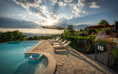 Casale Sunset: Schwimmbad, Landschaft, Sonnenlicht, Eco Hotel, Resort, Gartenmöbel, Freizeit, Landscaping, Abend, Regenschirm