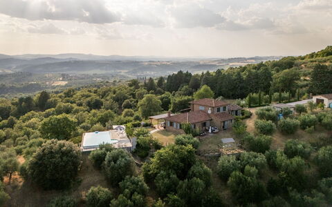 Casale Sunset: Landschaft, Ländliches Gebiet, Chaparral, Bergstation, Estate, Wiese, Shrubland, Luftaufnahmen, Plantage, Bauernhaus