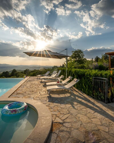 Casale Sunset: Schwimmbad, Landschaft, Sonnenlicht, Eco Hotel, Resort, Gartenmöbel, Freizeit, Landscaping, Abend, Regenschirm