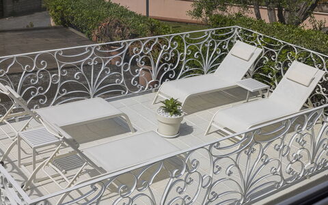Villa Solaris: Balkon, Blumentopf, Metall, Eisen, Geländer, Gartenmöbel, Zimmerpflanze, Baluster, Stahl, Tisch Im Freien