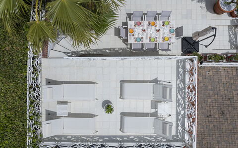Villa Solaris: Möbel, Gartenmöbel, Stuhl, Tabelle, Tisch Im Freien, Blumentopf, Schatten, Balkon, Hof