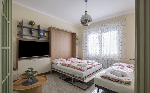 Villa Solaris: Möbel, Interior Design, Fussboden, Flooring, Holz, Zimmer, Decke, Bett, Beleuchtung, Schlafzimmer