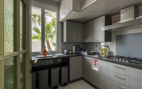 Villa Solaris: Küchengerät, Küche, Countertop, Major Appliance, Herd, Cabinetry, Haushaltsgerät, Möbel, Herd, Interior Design