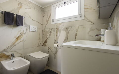 Villa Solaris: Flooring, Armatur, Fussboden, Badezimmer, Interior Design, Toilleten Sitz, Toilette, Installation, Zapfhahn, Sinken