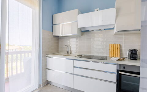 Altamarea Apartment: Cabinetry, Küche, Flooring, Countertop, Major Appliance, Küchengerät, Interior Design, Holz, Möbel, Fussboden
