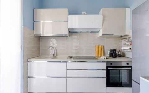 Altamarea Apartment: Küchengerät, Küche, Cabinetry, Countertop, Major Appliance, Flooring, Möbel, Interior Design, Holz, Haushaltsgerät