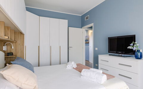 Altamarea Apartment: Möbel, Schlafzimmer, Interior Design, Bett, Flooring, Fussboden, Holz, Textil, Bettdecke, Zimmer