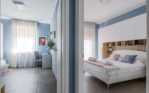 Altamarea Apartment: Möbel, Interior Design, Schlafzimmer, Bett, Flooring, Fussboden, Holz, Decke, Zuhause, Zimmer