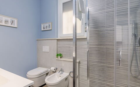 Altamarea Apartment: Armatur, Flooring, Badezimmer, Interior Design, Fussboden, Toilleten Sitz, Toilette, Zapfhahn, Installation, Sinken