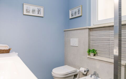 Altamarea Apartment: Blau, Badezimmer, Armatur, Flooring, Toilleten Sitz, Toilette, Interior Design, Fussboden, Installation, Zapfhahn