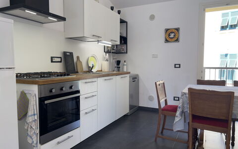 Anne-britt Home: Küchengerät, Küche, Möbel, Countertop, Major Appliance, Flooring, Interior Design, Cabinetry, Holz, Fussboden