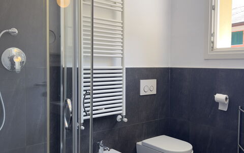 Anne-britt Home: Armatur, Badezimmer, Flooring, Toilleten Sitz, Toilette, Interior Design, Fussboden, Installation, Sinken, Zapfhahn