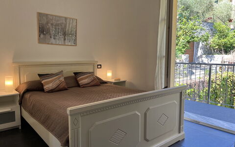 Anne-britt Home: Möbel, Interior Design, Bett, Schlafzimmer, Flooring, Holz, Zimmer, Fussboden, Bettdecke, Bedding