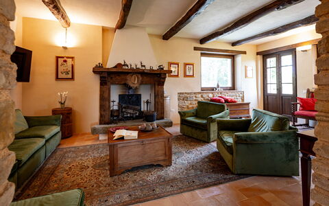 Casale Isidoro: Möbel, Interior Design, Wand, Couch, Holz, Flooring, Wohnzimmer, Zimmer, Bilderrahmen, Tabelle