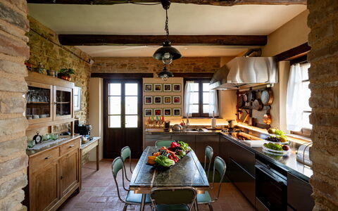Casale Isidoro: Möbel, Interior Design, Küche, Flooring, Stuhl, Holz, Tabelle, Decke, Light Fixture, Küche & Esszimmer Tisch