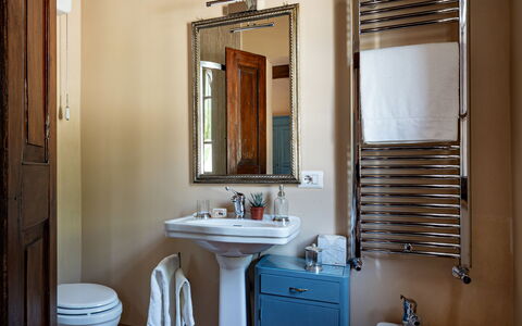Casale Isidoro: Wand, Interior Design, Armatur, Flooring, Fussboden, Bad Sink, Badezimmer, Beleuchtung, Möbel, Decke