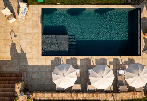 Casale Isidoro: Schwimmbad, Verbundwerkstoff, Gartenmöbel, Sonnenliege, Schatten, Water Feature, Hartholz, Flagstone, Fliese, Hof